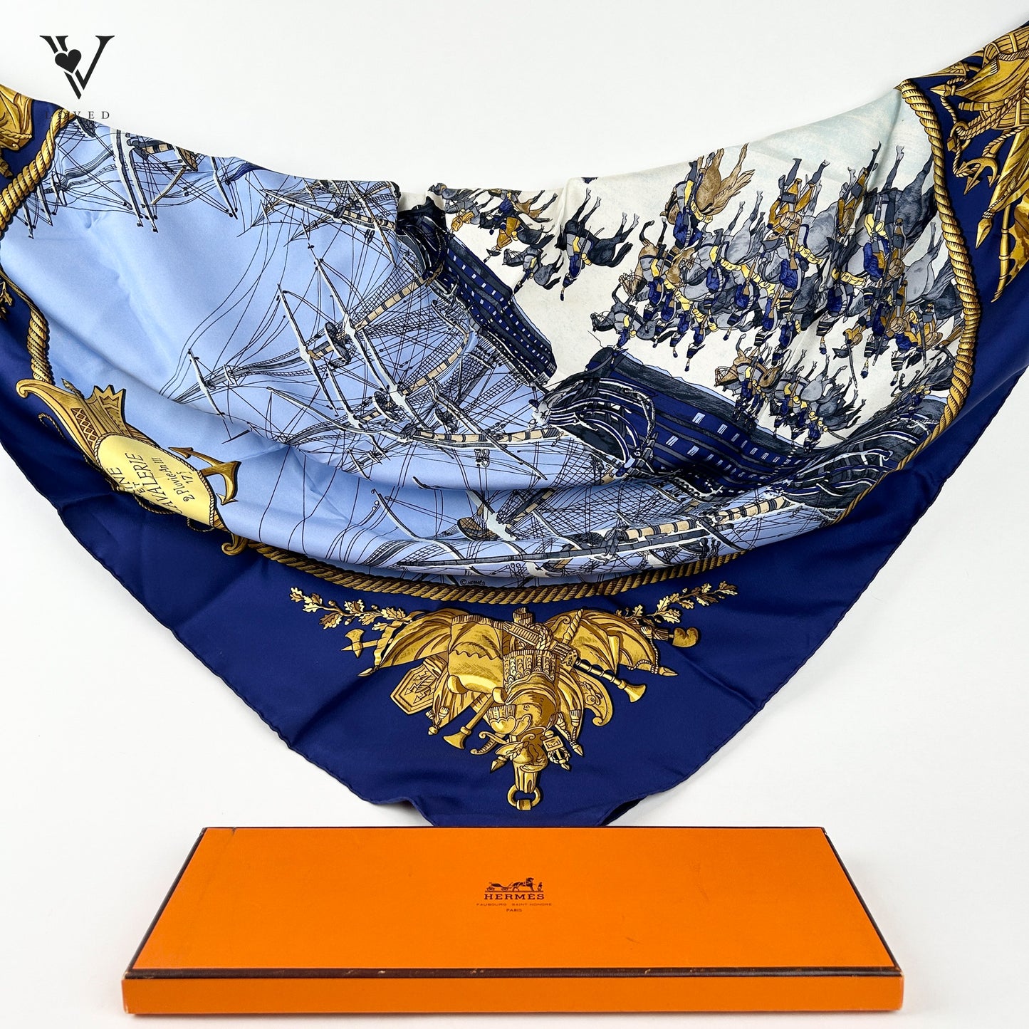 Carre 90 “Marine et Cavalerie” by Philippe Ledoux (1967) foulard en soie bleu